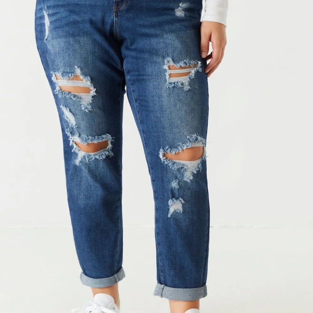 REFUGE Cropped Boyfriend Button Fly Jeans - Picture 5 of 15
